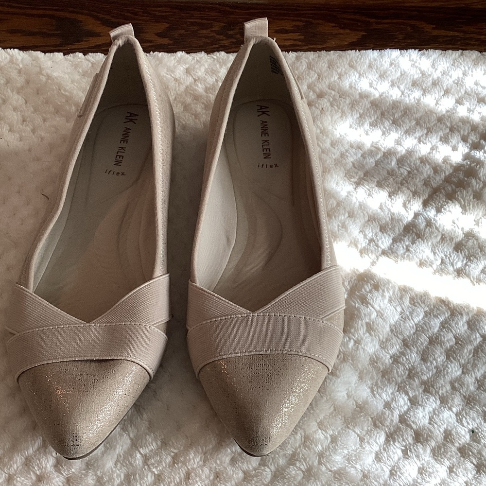 Anne Klein Women's Beige and Gold Flats